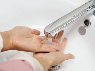 È meglio asciugarsi le mani con il getto d’aria o con la carta? | UPMC Italy