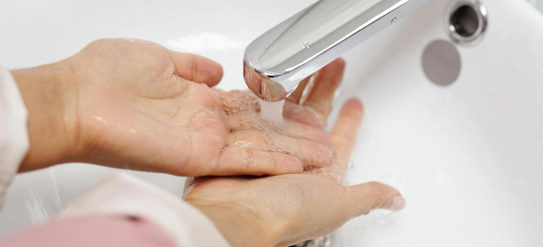 È meglio asciugarsi le mani con il getto d’aria o con la carta? | UPMC Italy